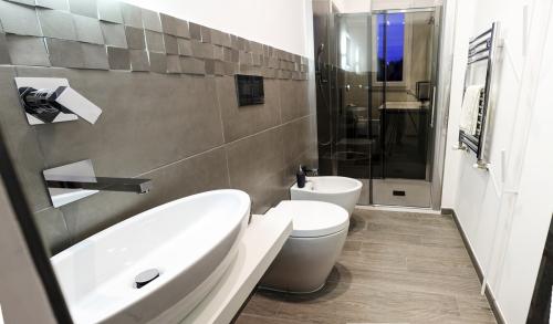 Bagno ospiti con doccia passante tra bagno e bucataio